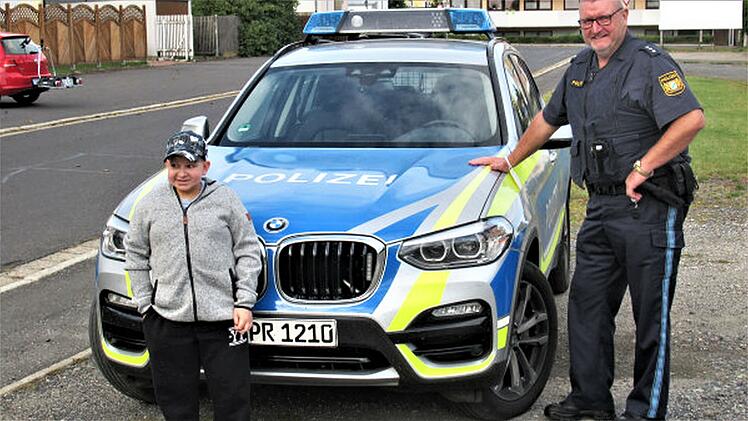 Tirschenreuth: Die Polizei &uuml;berraschte Yannik nach seiner Krankenhaus-Entlassung