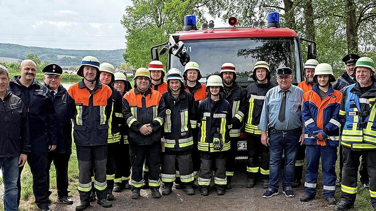 B&uuml;rgermeister Carsten Joneitis und Kreisbrandmeister Florian K&uuml;gler (v.&nbsp;l.) mit den erfolgreichen Einsatzkr&auml;ften.