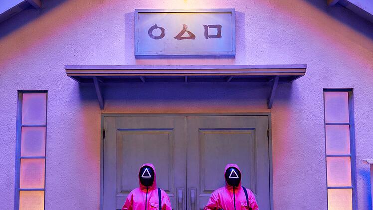 Die "Squid Game"-Soldaten in den pinken Anzügen sind trotz ihrer tödlichen Mission zum Kult geworden - und zum beliebten Halloween-Kostüm.