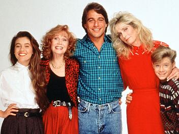 Sie waren eine der ersten Patchwork-Familien: Haush&auml;lter Tony Micelli (Tony Danza, Mitte) wirbelte mit Tochter Samantha (Alyssa Milano, links) das Leben seiner Chefin Angela (Judith Light, zweite von rechts), deren Sohn Jonathan (Danny Pintauro, rechts) und ihrer Mutter Mona (Katherine Helmond) geh&ouml;rig durcheinander.