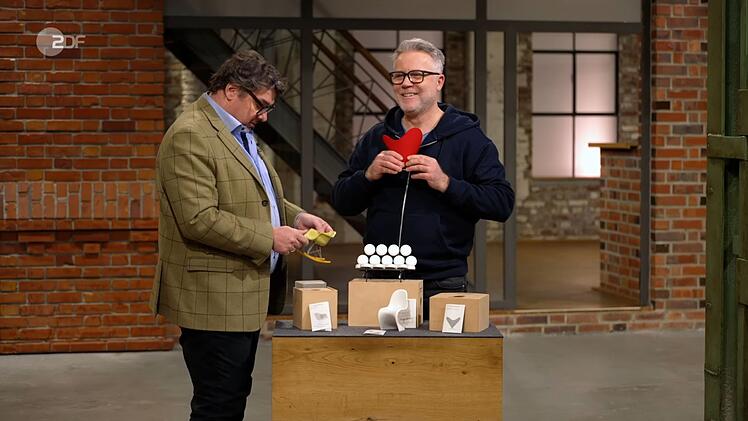 Sabine nannte 600 Euro als "Schmerzgrenze" f&uuml;r ihre vier Miniatur-M&ouml;bel aus dem Vitra Design Museum. 700 bis 900 hielt Detlev K&uuml;mmel f&uuml;r denkbar. Jan Cizek gewann das Duell gegen Daniel Meyer. Letzterer wollte eigentlich seine "Star Wars"-Figuren in die M&ouml;bel setzen.