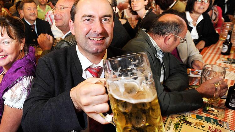 Hubert Aiwanger, der Bundes- und Landesvorsitzende der Freien Wähler, prostet am 02.09.2013 in Abensberg (Bayern) beim politischen Gillamoos-Frühschoppen mit einem Bierkrug zu. Das Gillamoos ist eines der größten und ältesten Volksfeste Niederbayerns und bietet traditionell einen politischen Schlagabtausch der Parteien. Foto: Tobias Hase/dpa