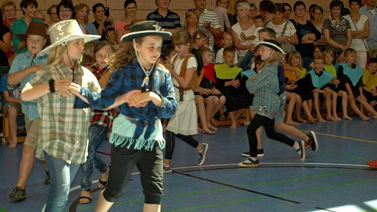 In den Wilden Westen entführen die Schüler und Schülerinnen der dritten Klasse mit "Oh Susanna".   Foto: Susanne Deuerling