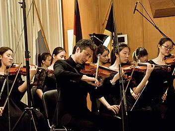 Das Streicherensemble der Renmin University of China gastierte im Rathaussaal Neustadt.Foto: Jochen Berger