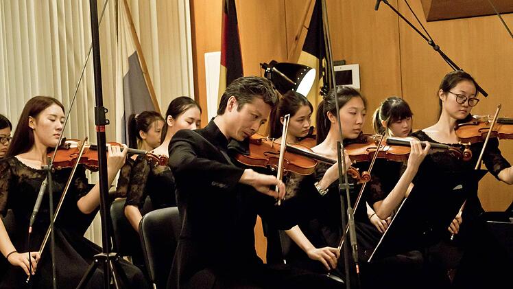 Das Streicherensemble der Renmin University of China gastierte im Rathaussaal Neustadt.Foto: Jochen Berger