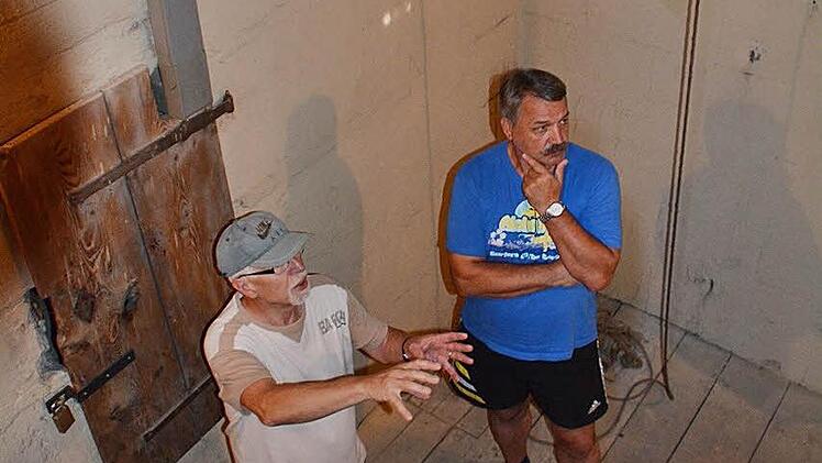 Rainer Knies (links) und Lothar Rützel bei einer ersten Besprechung im kleinen Museum im Turm der Stadtpfarrkirche. Es wurde diskutiert, wie man die Exponate ins rechte Licht rücken kann.  Foto: Hanns Friedrich
