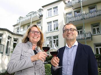 Genuss am Sommerabend: Sterne-Gastronom Hermann Laudensack und seine Frau Susanne können vermutlich noch viele Jahre bis spät am Abend im Garten ihres Hotels bei Sonnenlicht flanieren und anstoßen. Auch wenn Bad Kissingen eine Vorreiterrolle bei der Abschaffung der Sommerzeit einnehmen will, an eine schnelle Abschaffung glaubt selbst Wirtschaftsförderer Michael Wieden nicht. Foto: Ralf Ruppert