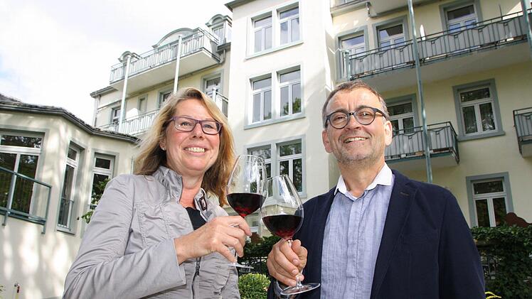 Genuss am Sommerabend: Sterne-Gastronom Hermann Laudensack und seine Frau Susanne können vermutlich noch viele Jahre bis spät am Abend im Garten ihres Hotels bei Sonnenlicht flanieren und anstoßen. Auch wenn Bad Kissingen eine Vorreiterrolle bei der Abschaffung der Sommerzeit einnehmen will, an eine schnelle Abschaffung glaubt selbst Wirtschaftsförderer Michael Wieden nicht. Foto: Ralf Ruppert