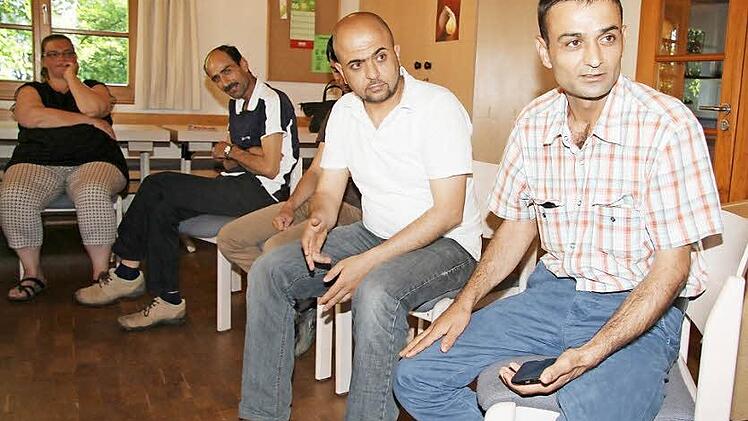 Samir Mohammad, Hasan Alghlaini, Ali Maao (verdeckt) und Adnan Kokach versuchten im evangelischen Gemeindehaus, ein bisschen von ihrem Leben zu erzählen. Fotos: Sonny Adam
