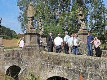 Auf der Brücke diskutierten die Kreisräte mit Landrat Wilhelm Schneider und Tiefbau-Leiter Alfons Schanz die Sanierung.  Fotos: Günther Geiling