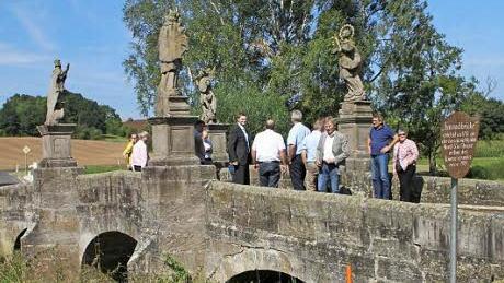 Auf der Brücke diskutierten die Kreisräte mit Landrat Wilhelm Schneider und Tiefbau-Leiter Alfons Schanz die Sanierung.  Fotos: Günther Geiling