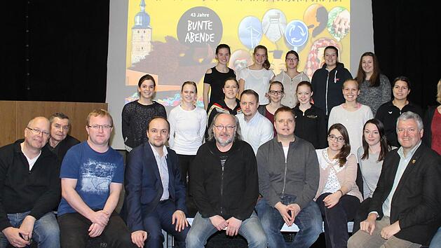 Die Vorbereitungen f&uuml;r die Bunten Abende laufen auf Hochtouren: W&auml;hrend die Showtanz-M&auml;dels (hinten) ihren Tanz proben, organisieren die Elferr&auml;te (erste Reihe) die letzten Feinheiten. Foto: Janina Reuter