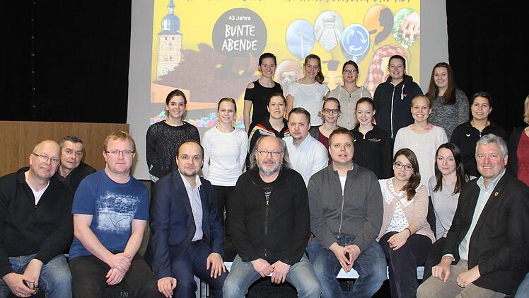 Die Vorbereitungen für die Bunten Abende laufen auf Hochtouren: Während die Showtanz-Mädels (hinten) ihren Tanz proben, organisieren die Elferräte (erste Reihe) die letzten Feinheiten. Foto: Janina Reuter