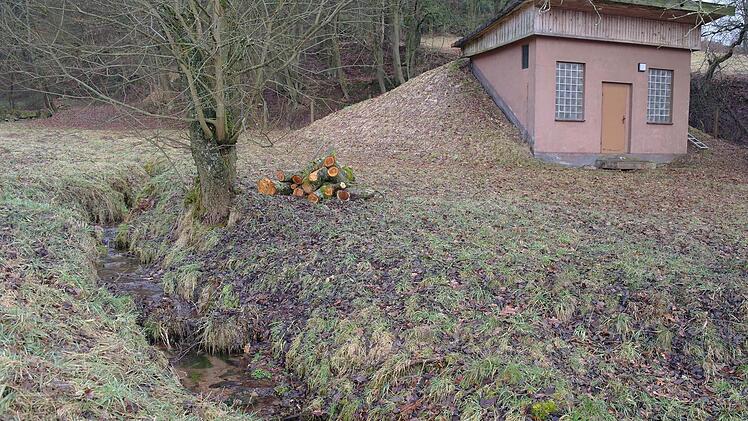 Leise plätschert das Wasser am Zwischenbehälter vorbei. Die Sanierung der Quellen schlägt in Motten jedoch finanziell hohe Wellen.  Foto: Stephanie Elm
