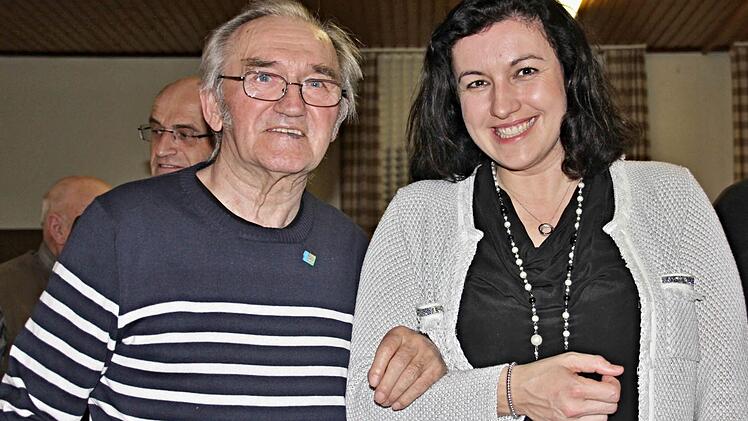 Da strahlte Karlheinz Gütlein, der für 45 Jahre Mitgliedschaft geehrt wurde, als er von der Staatssekretärin nach der Ehrung zu seinem Tisch geleitet wurde. Foto: Helmut Will