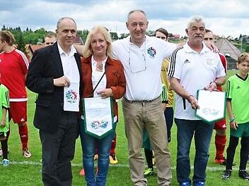 Offiziell besiegelten (von links) Bürgermeister Franz Uome, Bürgermeisterin Poppre Revay Gyöngyi, der stellvertretende Bürgermeister und 2. Vorsitzende des Pilisszentivaner Sportvereins, Adam Brandhuber, sowie der Vorsitzende des 1. FC Marktleugast, Klaus Witzgall, mit dem Austausch zweier Wimpel offiziell die Partnerschaft. Foto: Klaus-Peter Wulf