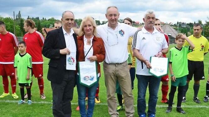 Offiziell besiegelten (von links) Bürgermeister Franz Uome, Bürgermeisterin Poppre Revay Gyöngyi, der stellvertretende Bürgermeister und 2. Vorsitzende des Pilisszentivaner Sportvereins, Adam Brandhuber, sowie der Vorsitzende des 1. FC Marktleugast, Klaus Witzgall, mit dem Austausch zweier Wimpel offiziell die Partnerschaft. Foto: Klaus-Peter Wulf