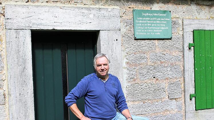 Alfred Stumpf vor der instandgesetzten Jagdhütte von König Ludwig I., der dort der Auerhahnjagd nachging.  Foto: Julia Raab