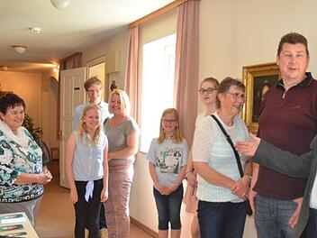 Pater Helmut Haagen (rechts) erzählte manch lustige Anekdote aus dem Klosterleben. Karl-HeinzHofmann