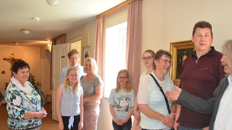 Pater Helmut Haagen (rechts) erzählte manch lustige Anekdote aus dem Klosterleben. Karl-HeinzHofmann