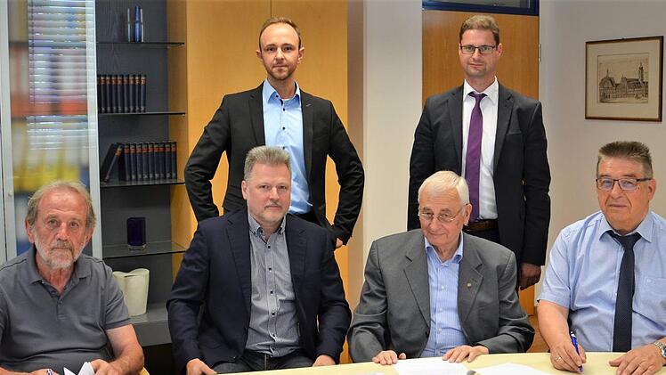 Die Vertragsunterzeichnung, vorne von links: Reinhardt Glauber (Vorstandsvorsitzender der Elektra-Genossenschaft Pinzberg), Rudolf Wagner (gesch&auml;ftsf&uuml;hrender Vorstand der Elektra-Genossenschaft Effeltrich und  der Elektra-Genossenschaft Pinzberg), Richard Malter (Vorstandsvorsitzender Elektra-Genossenschaft Effeltrich) und Reinhold M&uuml;ller (Gesch&auml;ftsf&uuml;hrer der Stadtwerke Forchheim);   hinten von links: Bastian Bareuther (Leiter Shared Service und Dienstleistungsgesch&auml;ft der Stadtwerke Forchhei...