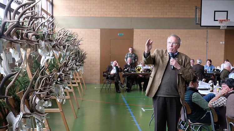 Vorsitzender Harm Humburg erläuterte die Ergebnisse der Rotwild-Abschüsse. Foto: Gerd Schaar