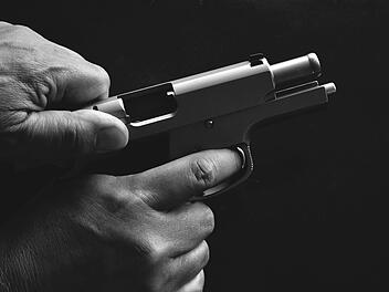 Mit einer vorgehaltenen Schusswaffe überfielen zwei unbekannte Täter eine Spielhalle in Nürnberg. Symbolfoto: pixabay/5191107