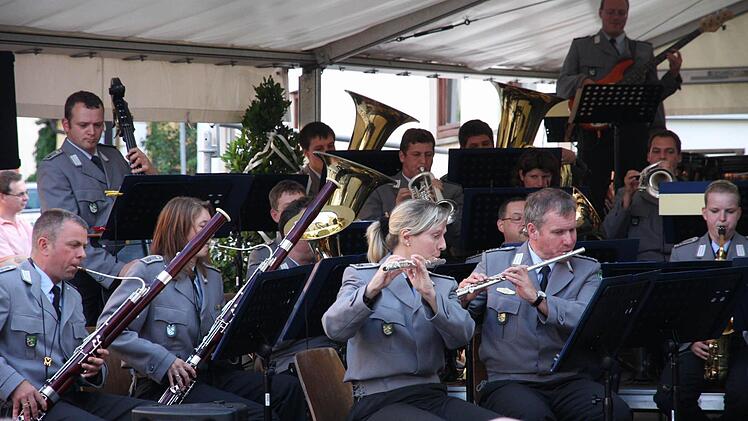 Das Gebirgsmusikkorps Garmisch-Partenkirchen    spielte auf dem  Pinzberger Dorfplatz.   Fotos: Franz Galster