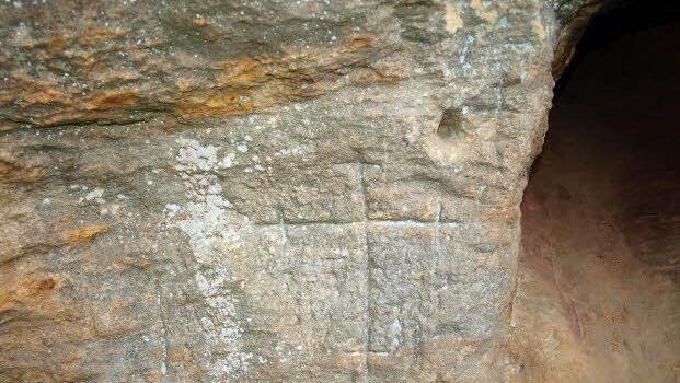 Historische Zeichen und Kreuze am Eingang zur frei gelegten Höhle geben Rätsel auf. Fotos: Sabine Meißner