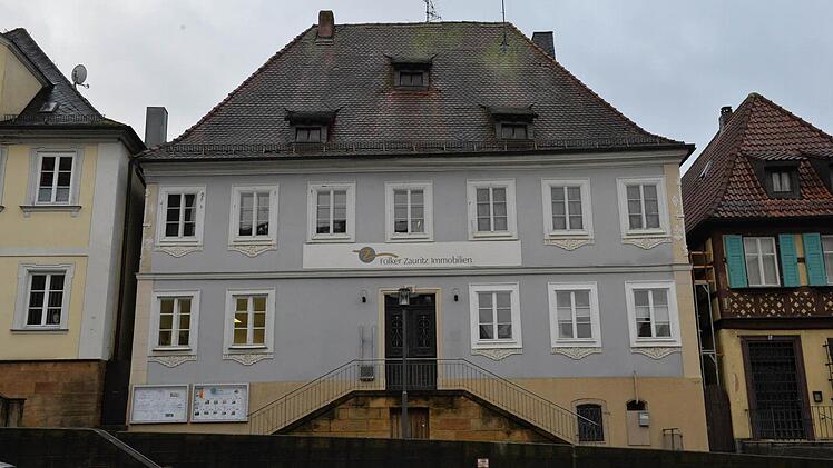 Marktplatz 30Seit dem 19. Jahrhundert lebten in dem Haus mal christliche, mal jüdische Lichtenfelser wie Willy Marchand. Mit Anfang 20 schrieb der Unternehmersohn für das sozialdemokratische "Coburger Volksblatt" - es waren mit Insiderwissen gespickte Artikel gegen die Lichtenfelser Society . Er wurde in den 1930er Jahren entmündigt, in die "Heil- und Pflegeanstalt Kutzenberg" eingeliefert und 1940 ermordet. Einer von 70 000 Menschen mit geistigen und körperlichen Behinderungen, die in der "A...