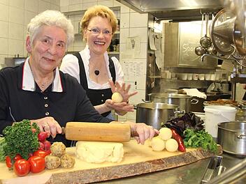 Handarbeit in der Küche: Für ihre Schlesischen Schälklöße wellt Knödel-Königin Erna Klatt den Kartoffelteig aus, während Marion Neubauer ihre Klöße auf herkömmliche Art rollt. Fotos: Diana Fuchs