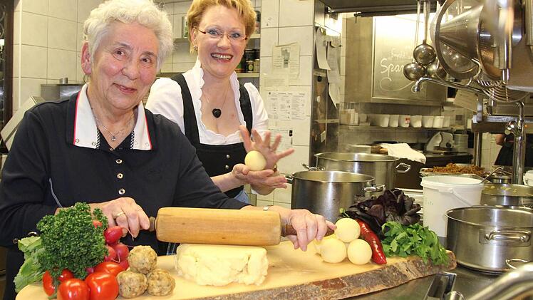 Handarbeit in der Küche: Für ihre Schlesischen Schälklöße wellt Knödel-Königin Erna Klatt den Kartoffelteig aus, während Marion Neubauer ihre Klöße auf herkömmliche Art rollt. Fotos: Diana Fuchs