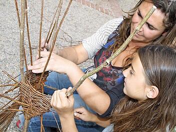 Fantasie und Geschick: Aus einer Astgabel und einem Bündel Weidenruten haben die Teilnehmer des Ferienprogramms der Kommunalen Jugendarbeit im vergangenen Jahr Weidensegel hergestellt. Foto: Gerda Völk