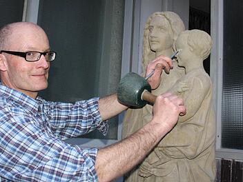 Restaurator Thomas Keßler legt letzte Hand an, vermutlich in der Karwoche soll die Madonna aus dem ehemaligen Institut St. Maria die Lücke an der Westfassade der Marienkapelle schließen. Fotos: Ralf Ruppert