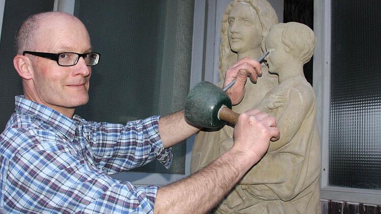Restaurator Thomas Keßler legt letzte Hand an, vermutlich in der Karwoche soll die Madonna aus dem ehemaligen Institut St. Maria die Lücke an der Westfassade der Marienkapelle schließen. Fotos: Ralf Ruppert