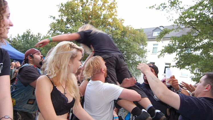 Suchte sogleich den Kontakt zu den Fans: der Schweinfurter Hatred-Sänger Matthias "Bacchus" Mauer. Foto: Rolf Krebs