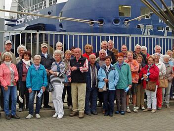 Die BRHler besichtigten den Norwegenkai in Lübeck, im Hintergrund die Color Fantasy. Foto: BRH