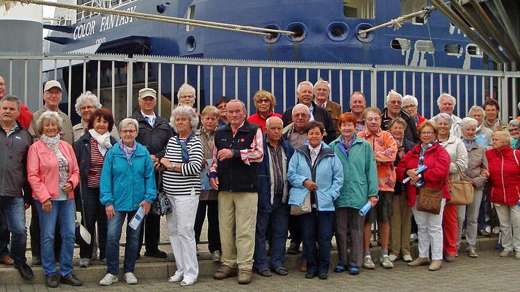 Die BRHler besichtigten den Norwegenkai in Lübeck, im Hintergrund die Color Fantasy. Foto: BRH