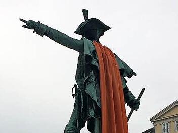 Prinz Josias mit orangefarbenem Umhang Foto: Oliver Schmidt