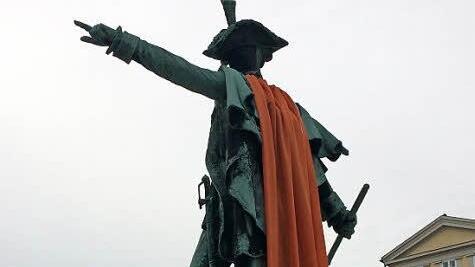 Prinz Josias mit orangefarbenem Umhang Foto: Oliver Schmidt