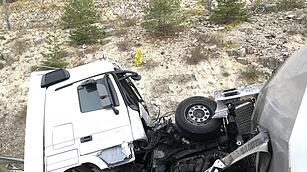 Gegen Felswand gekracht: Trucker verstirbt am Unfallort