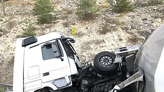 Gegen Felswand gekracht: Trucker verstirbt am Unfallort
