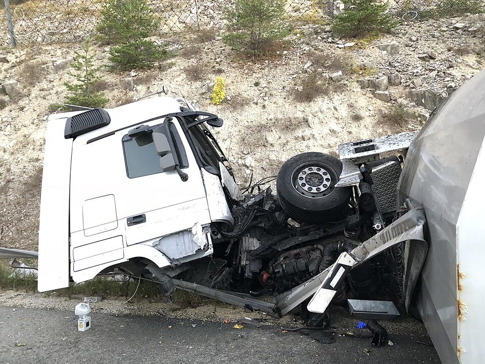 Gegen Felswand gekracht: Trucker verstirbt am Unfallort