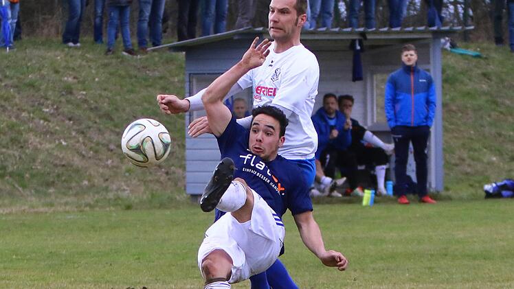 Der ATS Kulmbach um Nico do Adro (blaues Trikot) musste sich dem TSV Mistelbach mit 1:2 geschlagen geben.  Foto: Monika Limmer