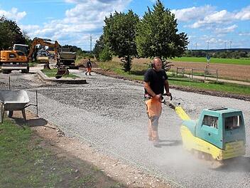 Am Ortseingang von Gremsdorf bekommt die B 470 einen neuen Unterbau.  Foto: Andreas Dorsch