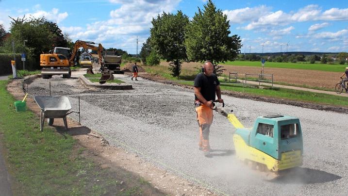 Am Ortseingang von Gremsdorf bekommt die B 470 einen neuen Unterbau.  Foto: Andreas Dorsch