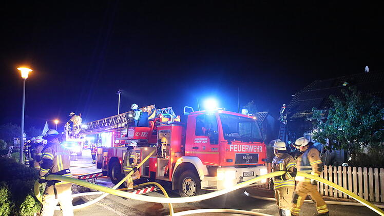 Nachdem Gartenmöbel Feuer gefangen hatten: Brand greift auf Wohnhaus über
