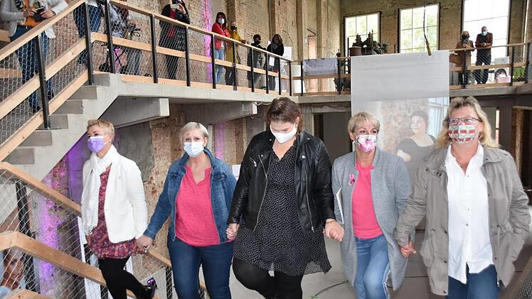 F&uuml;nf Frauen, die in der Selbsthilfegruppe viel Kraft fanden und auf die Erkrankung aufmerksam machen wollen. Foto: Uschi Prawitz