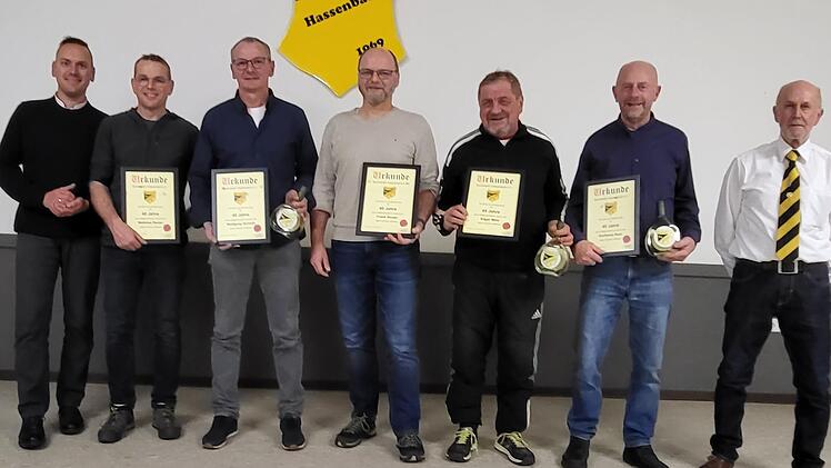Bürgermeister Mario Götz (links) und Vorsitzender Reinhold Schmitt (rechts) ehrten (weiter   von links):  Matthias Reuter, Wolfgang Schmitt, Frank Reuter, Edgar Metz und Karl-Heinz Rost.