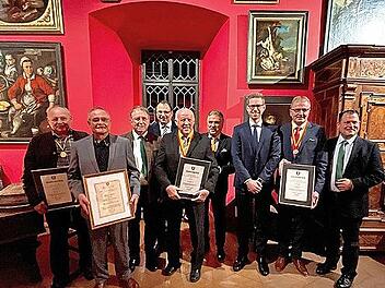 Ehrungen im Schloss zu Guttenberg unter Ausschluss der Öffentlichkeit: Horst Bittermann, Franz Geyer und Klaus Witzgall erhielten die silberne Bürgermedaille, Thomas Jaeckel die goldene Bürgermedaille. Der ehemalige Guttenberger Bürgermeister Euge...